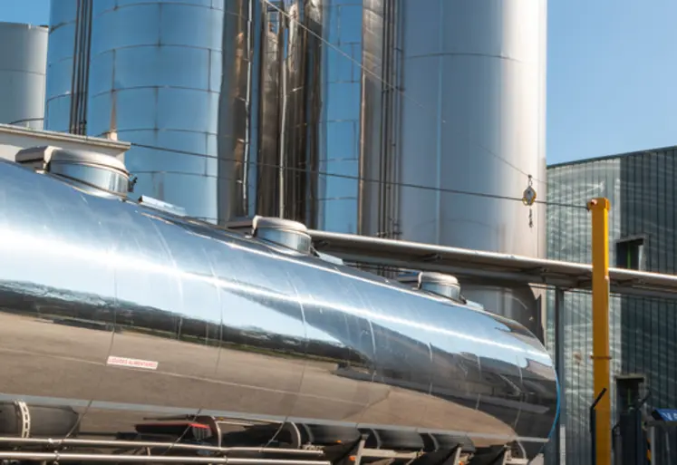 <em class="placeholder">camion de collecte dans une usine de transformation laitière</em>
