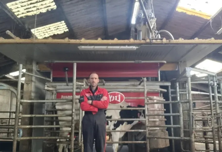 <em class="placeholder">éleveur Célestin Jaunel devant son robot de traite</em>