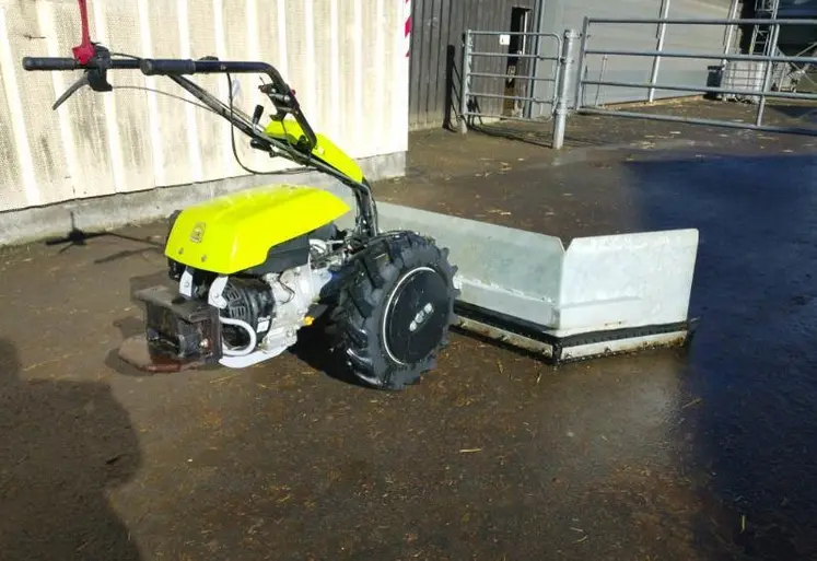 <em class="placeholder">motoculteur adapté avec un rabot pour racler le lisier </em>