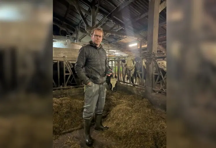 Un éleveur équipé d'un capteur qui mesure le temps de travail dans sa stabulation.