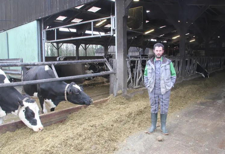 <em class="placeholder">Jérémy Moy devant la table d'alimentation de la stabulation</em>