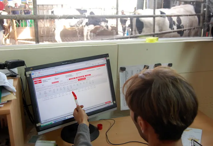 <em class="placeholder">Robot de traite sur l'exploitation de Denis et Mickaël Arnoult, à Lainsecq. Suivi des opérations sur l'écran de l'ordinateur. Informatique et robotique. Elevage laitier. ...</em>