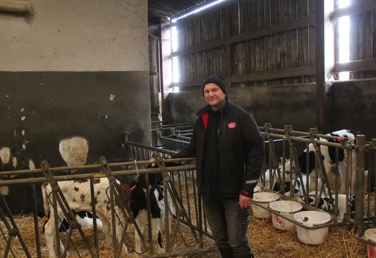 <em class="placeholder">Eleveur dans la nurserie, avec des veaux en parcs collectifs</em>