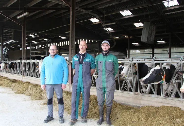 <em class="placeholder">Xavier Bruneau (au centre), avec Philippe Fradin (à gauche), un de ses associés, et Mathis Maillet, apprenti. au Gaec La Vergne</em>