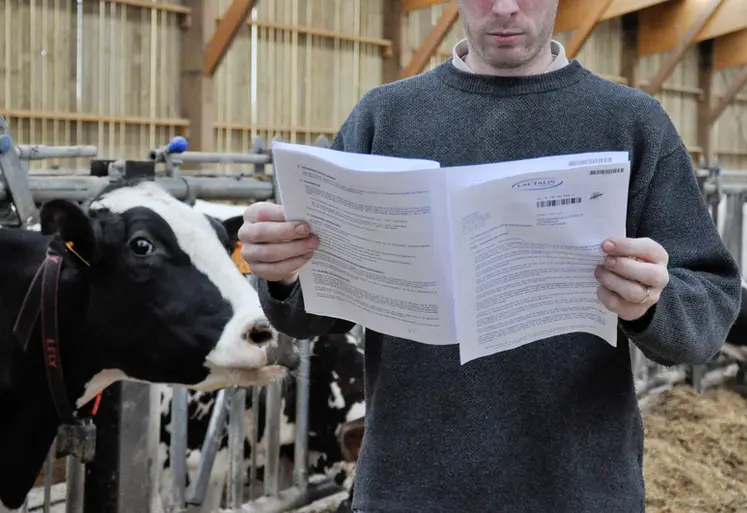 <em class="placeholder">éleveur qui lit son contrat</em>