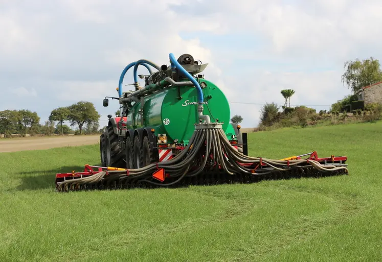 <em class="placeholder">épandage de lisier avec un épandeur enfouisseur à disques pour prairie</em>