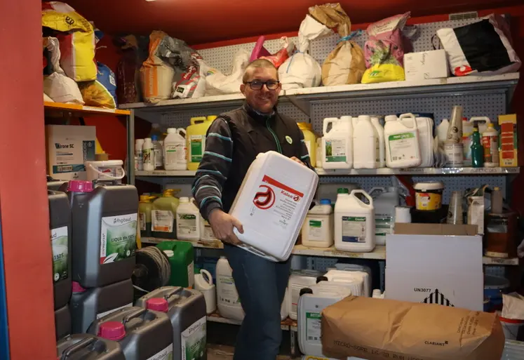 <em class="placeholder">Julien Briscquet, céréalier à Saint-Amand-sur-Fion (Marne) range dans son local phytosanitaire sa dernière commande dans le cadre d'un achat groupée d'intrants.</em>