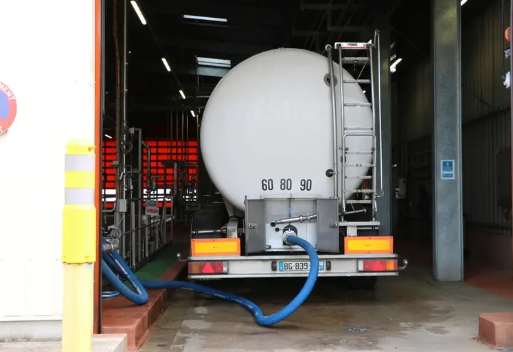 <em class="placeholder">Camion de collecte en train de dépoter, livrer, du lait de vache sur un site de Lactalis</em>