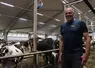 Bengt Svensson, éleveur, dans la stabulation de la ferme Törlan, en Suède