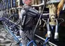 <em class="placeholder">trayeur portant un exosquelette pendant la traite pour soulager les épaules</em>