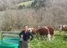 Frédéric Berthet, éleveur dans la Loire, devant un abreuvoir dans un prairie
