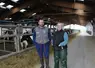 <em class="placeholder">éleveurs laitiers dans leur bâtiment vaches laitières</em>