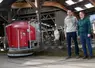 <em class="placeholder">franck et émilie hivert devant leur robot alimentation en bio en mayenne</em>