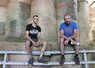 Hugo Barraillé et Florian Gibaud, deux éleveurs assis devant des bottes de paille