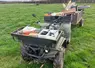 quad dans une prairie avec du matériel pour entretenir et déplacer les clôtures et les fils. 