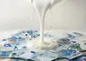 Lait coulant sur des billets en euros