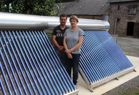 éleveurs devant leur chauffe-eau soalire