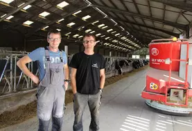 Les deux associés du Gaec des 3 villages dans la stabulation de leurs vaches