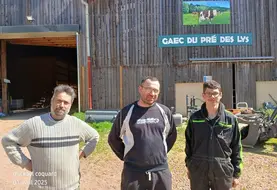<em class="placeholder">Les deux associés du Gaec du pré des lys dans le Rhône avec leur stagiaire</em>