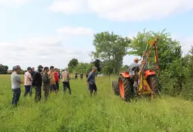 <em class="placeholder">groupe d'éleveurs assistant à une démonstration d'entretien de la végétation autour des clôtures. </em>