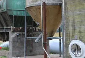 <em class="placeholder">silo et cuve de stockage d'aliments pour les bovins sur une ferme</em>