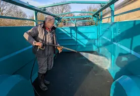<em class="placeholder">Agriculteur qui nettoie une bétaillère avec un nettoyeur haute pression.</em>