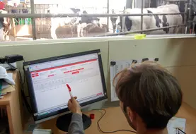 <em class="placeholder">Robot de traite sur l'exploitation de Denis et Mickaël Arnoult, à Lainsecq. Suivi des opérations sur l'écran de l'ordinateur. Informatique et robotique. Elevage laitier. ...</em>