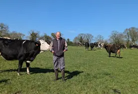 <em class="placeholder">Ludovic André avec ses vaches au pâturage</em>
