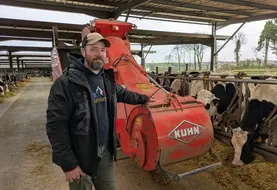 <em class="placeholder">Gaëtan Palaric, éleveur dans les Côtes-d'Armor devant son robot d'alimentation Aura</em>