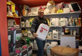 <em class="placeholder">Julien Briscquet, céréalier à Saint-Amand-sur-Fion (Marne) range dans son local phytosanitaire sa dernière commande dans le cadre d'un achat groupée d'intrants.</em>