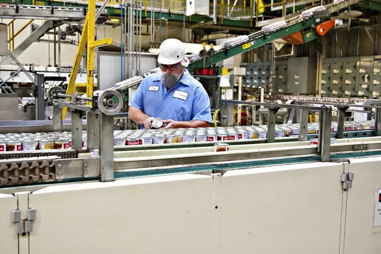 Ligne de production de la gamme Carnation dans l'usine de transformation de produits laitiers Nestlé à Modesto en Californie.
