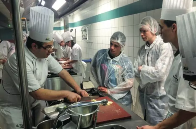 Curieux et motivés, les élèves du lycée agricole ont pu découvrir in situ les recettes goûteuses
à base de Fourme concoctées au lycée hôtelier.