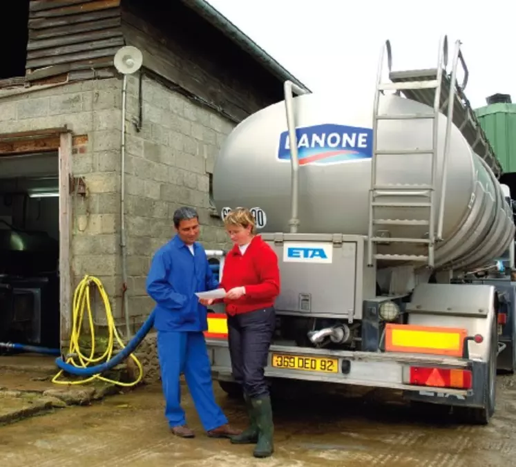 Pour motiver
ses éleveurs à entrer
dans la démarche
Bleu Blanc Coeur, Danone
octroie une prime
à la qualité du profil
en acides gras du lait,
aux éleveurs
qui s'engagent.