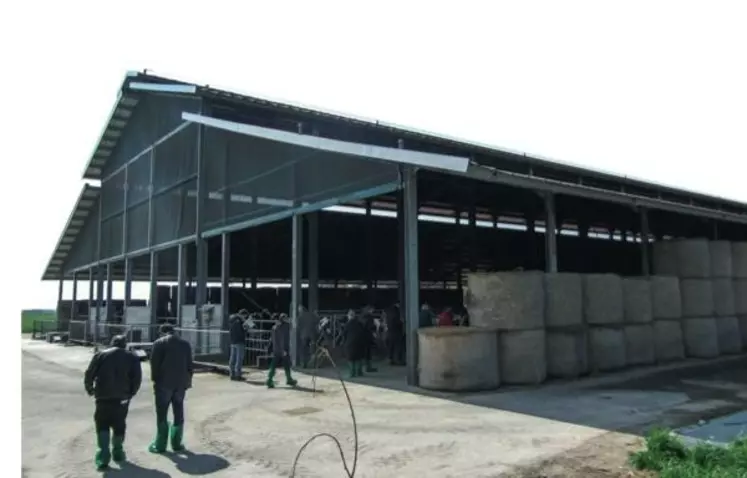 Le bâtiment de l’azienda Bellaviti est un grand bipente (14 m au faîtage, 33 %
de pente), non bardé.