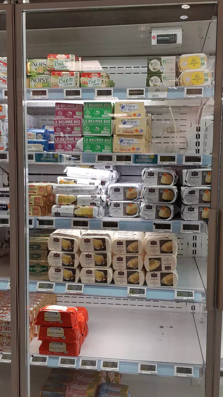 Plaquettes de beurre en supermarché GMS