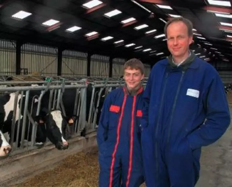 DOMINIQUE NOËL ET SON FILS QUENTIN. « La conduite
en lots nous permet de mieux surveiller les vaches
et de cibler certaines pratiques seulement sur
une catégorie d’animaux. »