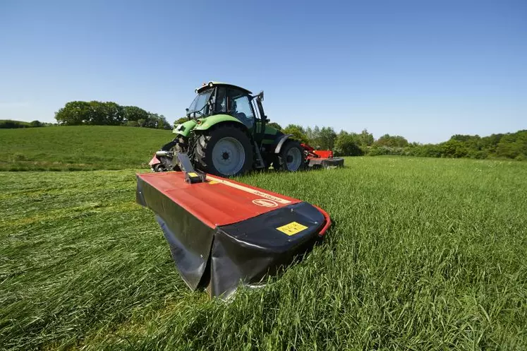 Faucher sans conditionneur permet de préserver les tiges et les feuilles et par conséquent d’accélérer le séchage au champs par évapotranspiration jusqu’à 35 % de MS.