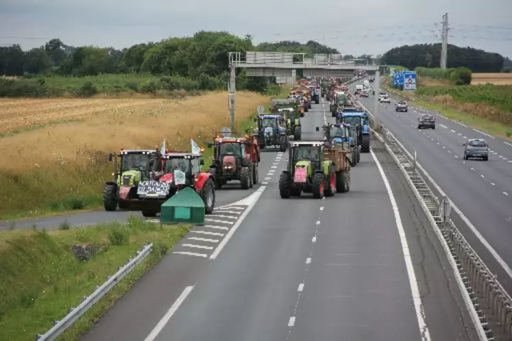 Les manifestations se poursuivent dans plusieurs régions de France. Le Président de la République, François Hollande, a rencontré des éleveurs le 23 juillet matin lors d'un déplacement en Bourgogne.