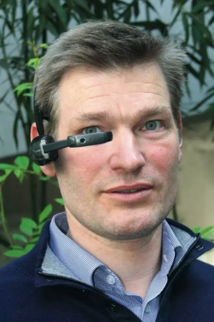 UN SIMPLE GESTE DE LA MAIN
près de l’oreille suffit
à éveiller les lunettes
« intelligentes » connectées
à un ordinateur
ou un smartphone.