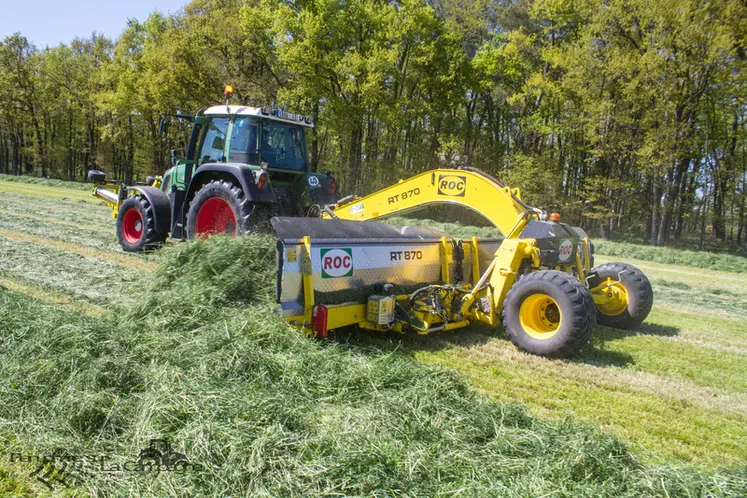 Récolter l'herbe au printemps pour faire du stock fourrager