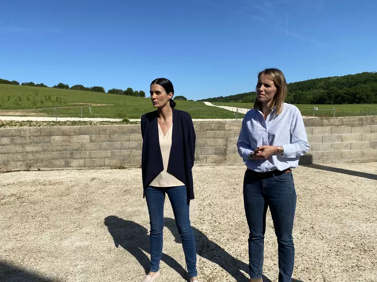 De gauche à droite : Audrey Bourolleau, fondatrice d'Hectar, et Julie Renoux, vétérinaire conseil pour la Laiterie des Godets.