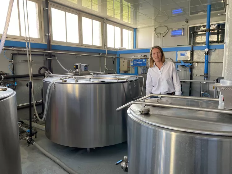 La ferme a investi dans deux grands tanks à lait d'occasion et un petit tank tampon, explique Julie Renoux, vétérinaire conseil.