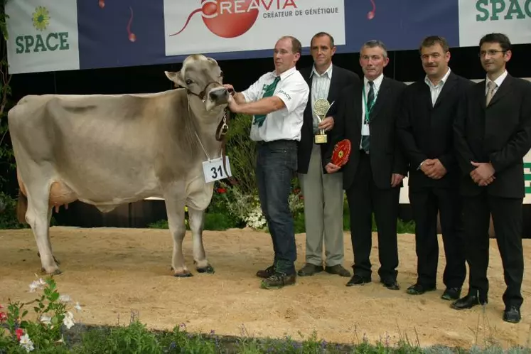 Grande championne championne adulte et meilleure mamelle adulte : Voyance à Hubert De Saint Jan en Ille-et-Vilaine