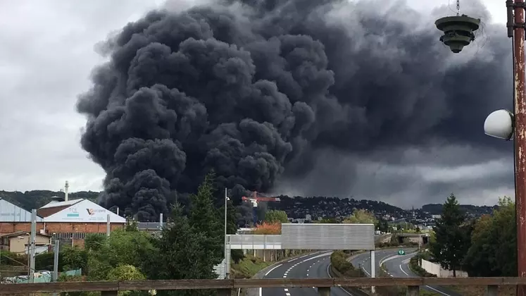 fumée due à l'incendie de Lubrizol