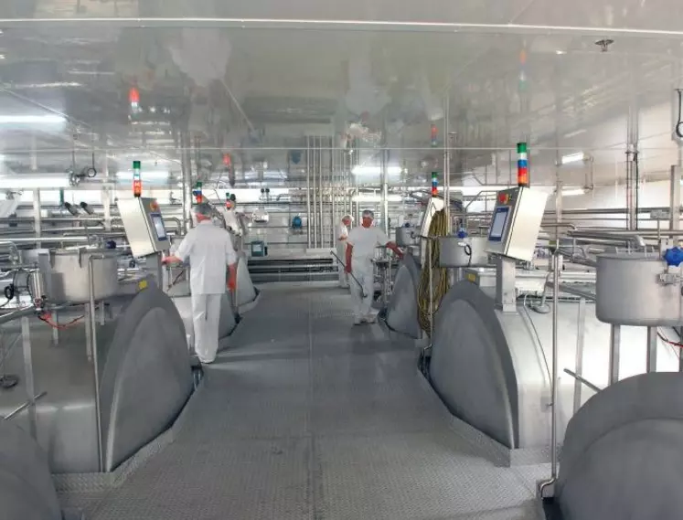 La nouvelle usine de mozzarelle de HCI
(Herbignac Cheese Ingredients), fruit du
partenariat entre Eurial Poitouraine, Ingredia,
Bonilait/3A et Sodiaal, vient de démarrer la
fabrication. Elle devrait valoriser 270 millions
de litres de lait et produire 30 000 tonnes de
mozzarelle et 15 000 tonnes de co-produits.
Elle répond à la volonté des producteurs de
l’Ouest de produire plus de lait.