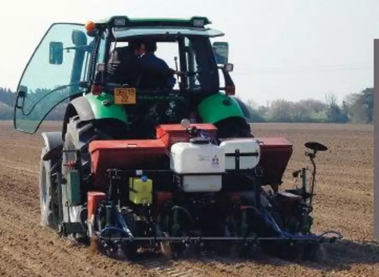 LE SEMOIR EST ÉQUIPÉ
D’UN SYSTÈME DE
PULVÉRISATION sur
le rang au semis.
Le dispositif comporte
un débit proportionnel
à l’avancement pour
appliquer une dose
d’herbicide régulière
sur le rang.