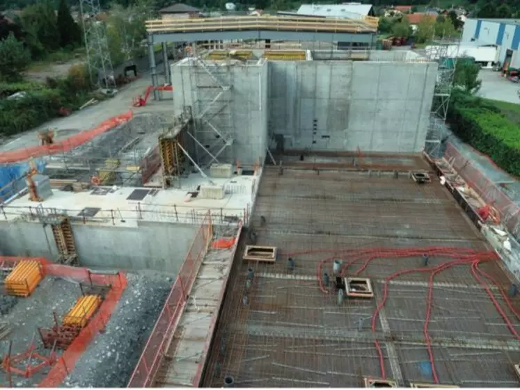 À ALBERTVILLE, LES TRAVAUX ONT DÉBUTÉ EN DÉCEMBRE. L’atelier de
poudre de lactosérum sera couplé à une unité de méthanisation,
une beurrerie collective et un petit atelier de ricotta.