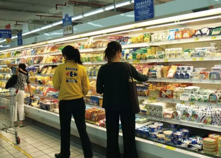 DANS UN SUPERMARCHÉ À SHANGHAI. Les Chinois qui en ont les moyens préfèrent
se payer des produits laitiers étrangers.