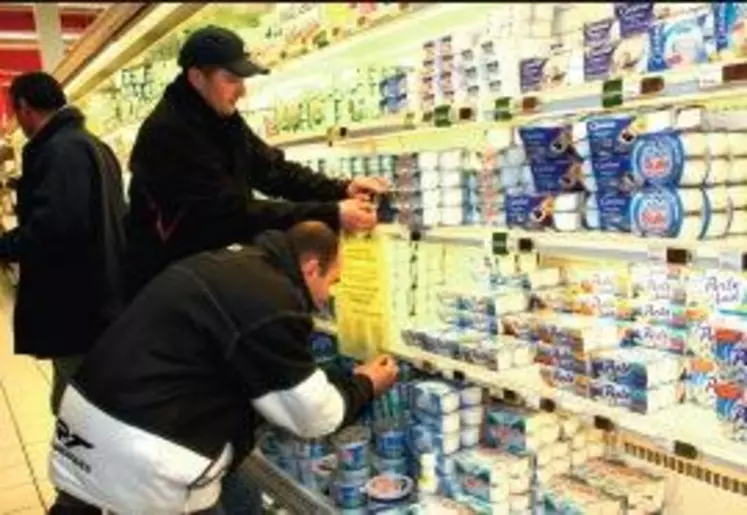 Les produits des entreprises incriminées ont « disparu des rayons pendant trois jours » dans les magasins de la zone URCVL (ici en Haute-Loire). Les éleveurs ont collé des affiches appelant les consommateurs au boycott.
