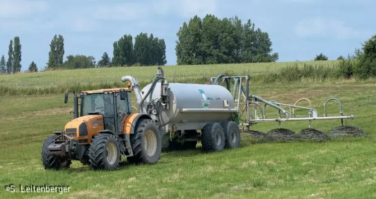 POUR LES HERBAGERS, la France demandera
à la Commission européenne un relèvement
du plafond de 170 kg d’azote par hectare,
en parallèle du relèvement des normes
de rejet des vaches laitières.